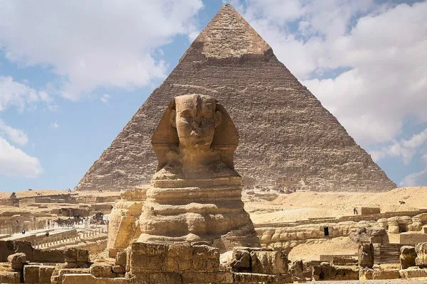 esfinge-em-frente-a-piramide-de-khafre-estruturas-construidas-no-egito-antigo-uma-das-civilizacoes-mais-antigas-do-mundo